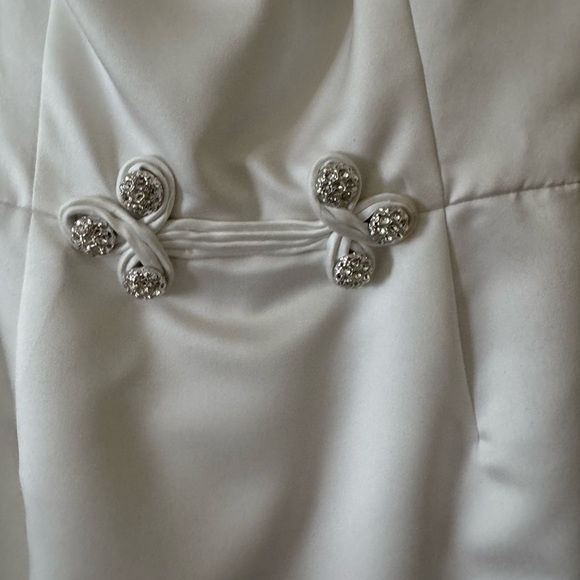 En Francais by Huey Walizer Elegant White Sleeveless Dress - Picture 4 of 12